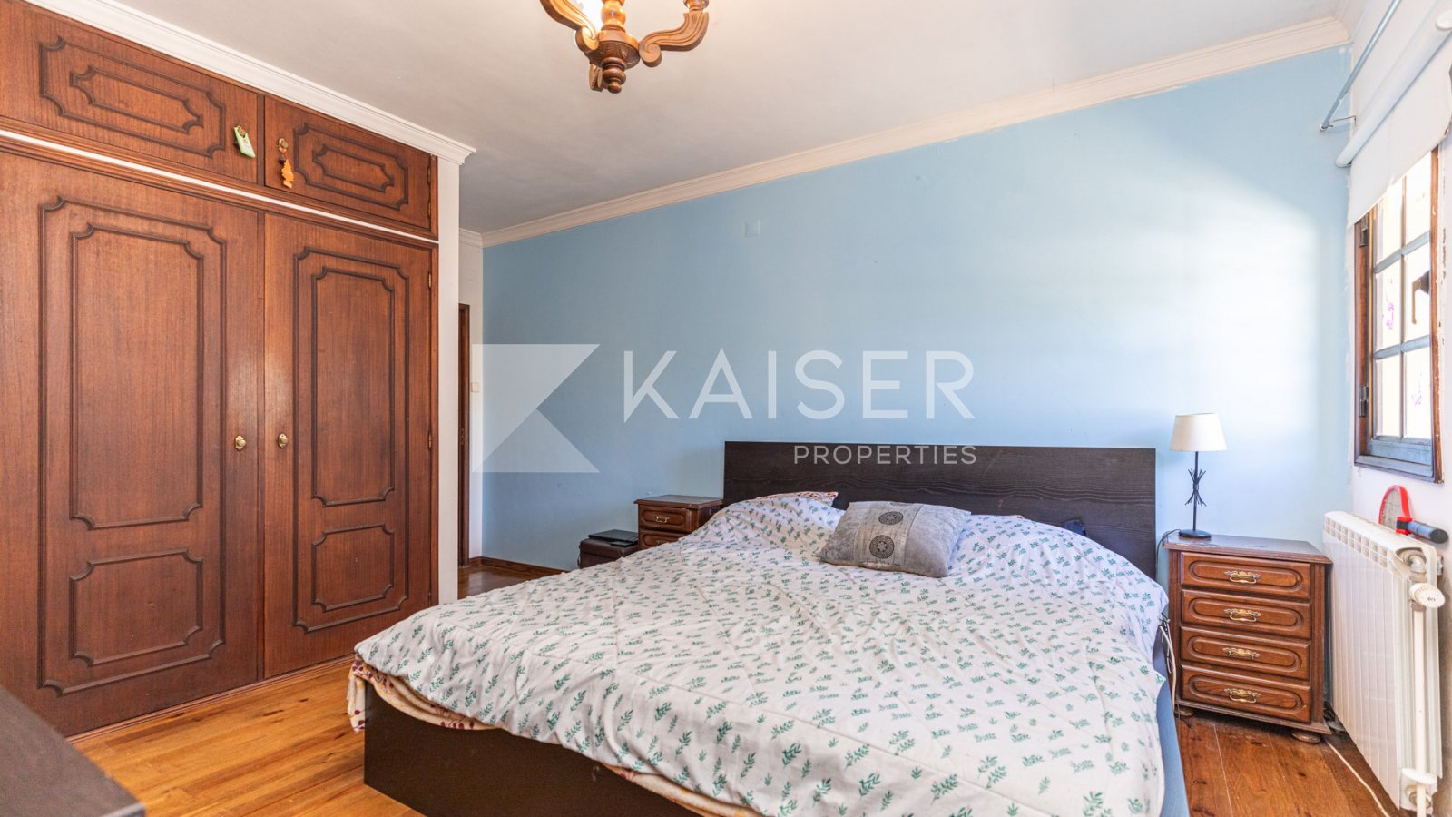 Dieses Anwesen verfügt über einen wunderschön angelegten Garten mit verschiedenen Pflanzen und Obstbäumen. Es verfügt über eine große Terrasse, die vo