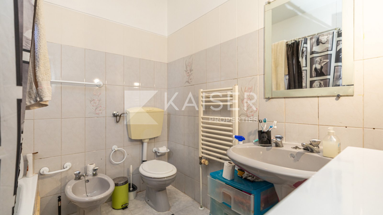 Dieses Anwesen verfügt über einen wunderschön angelegten Garten mit verschiedenen Pflanzen und Obstbäumen. Es verfügt über eine große Terrasse, die vo