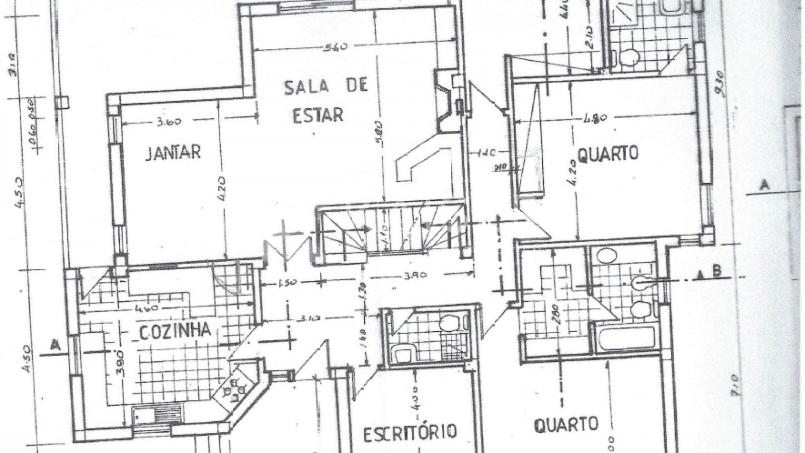Dieses Anwesen verfügt über einen wunderschön angelegten Garten mit verschiedenen Pflanzen und Obstbäumen. Es verfügt über eine große Terrasse, die vo