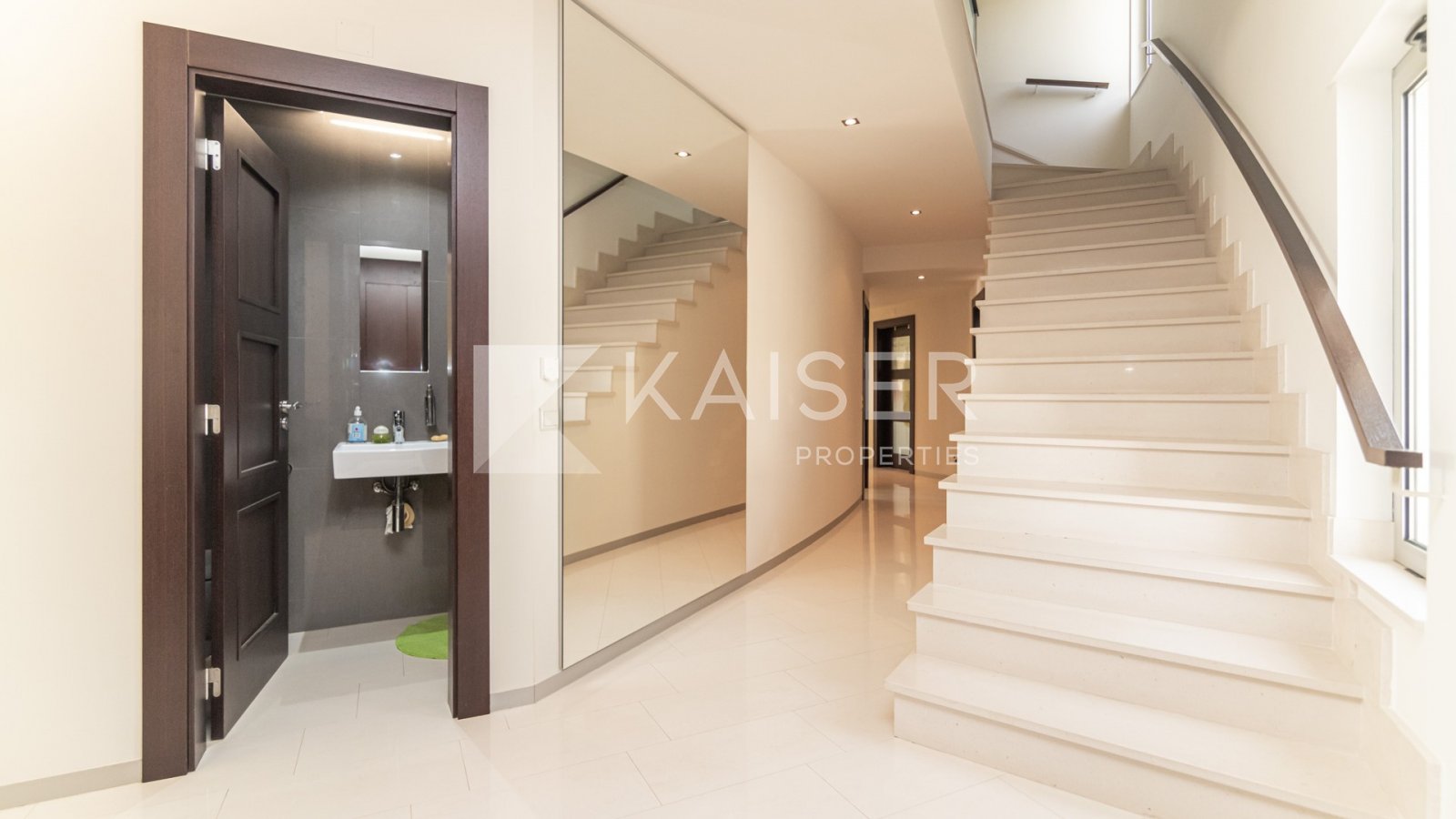 Virtueller Rundgang | Video
Eine luxuriöse, voll möblierte Villa in erhöhter Lage mit herrlichem Blick auf das Meer und die Landschaft in einer ruhige