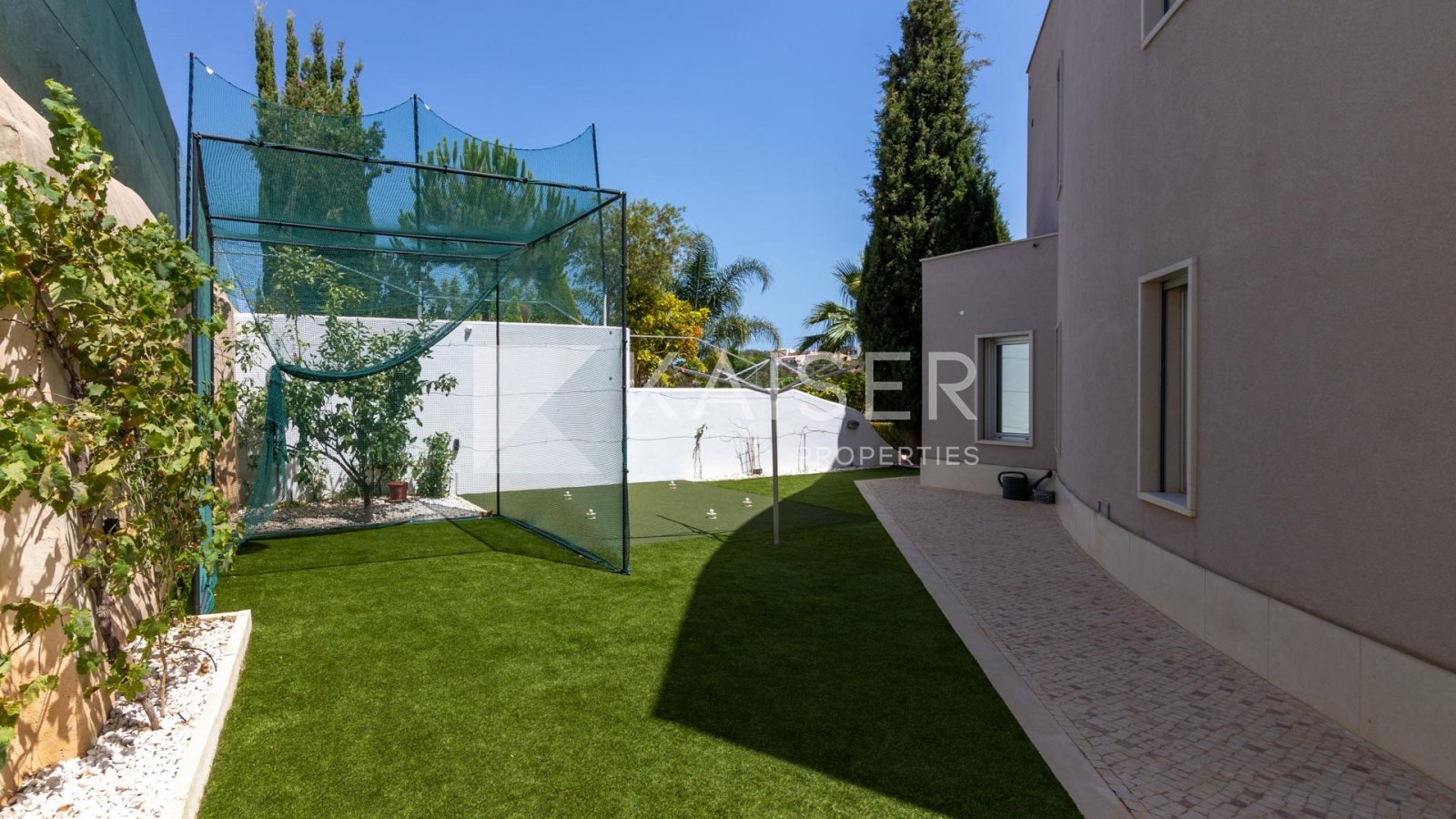 Virtueller Rundgang | Video
Eine luxuriöse, voll möblierte Villa in erhöhter Lage mit herrlichem Blick auf das Meer und die Landschaft in einer ruhige