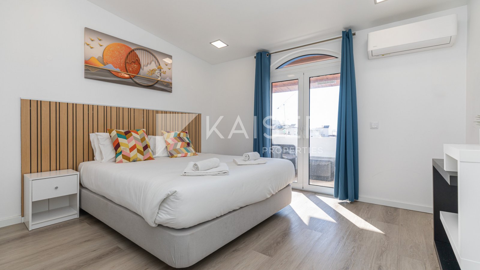 Dieses wunderschöne, nach Süden ausgerichtete und renovierte Stadthaus befindet sich in idealer Lage im pulsierenden Herzen von Albufeira, nur wenige 