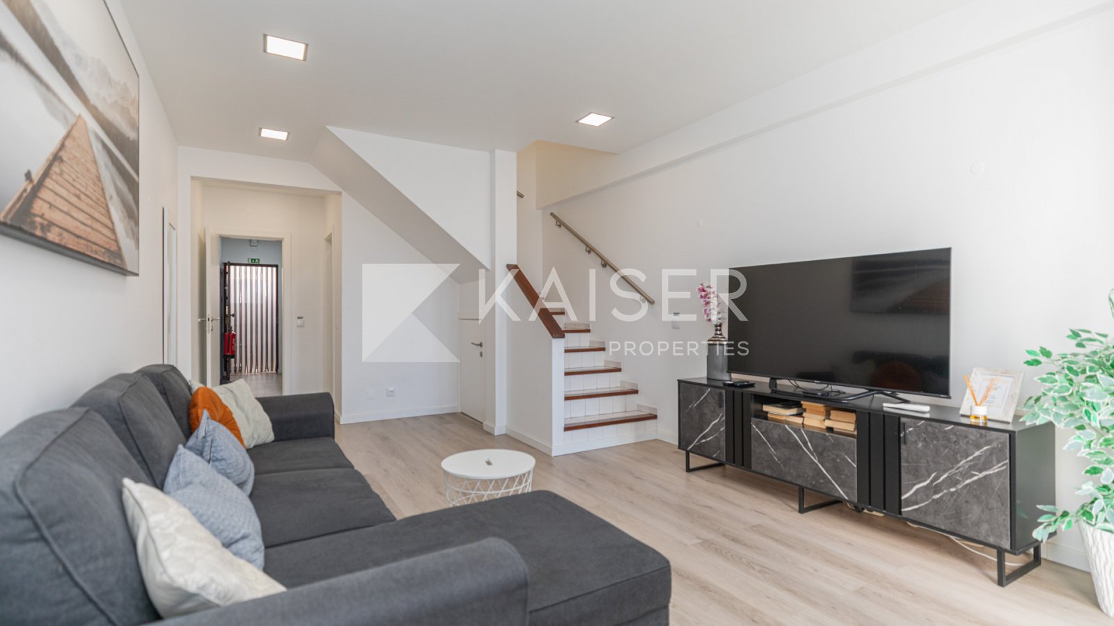 Dieses wunderschöne, nach Süden ausgerichtete und renovierte Stadthaus befindet sich in idealer Lage im pulsierenden Herzen von Albufeira, nur wenige 