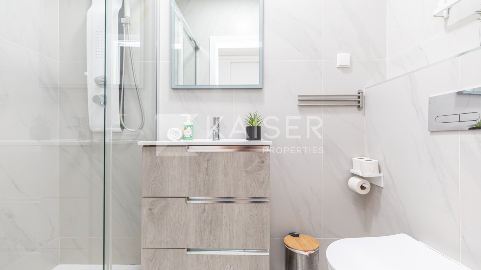 Dieses wunderschöne, nach Süden ausgerichtete und renovierte Stadthaus befindet sich in idealer Lage im pulsierenden Herzen von Albufeira, nur wenige 