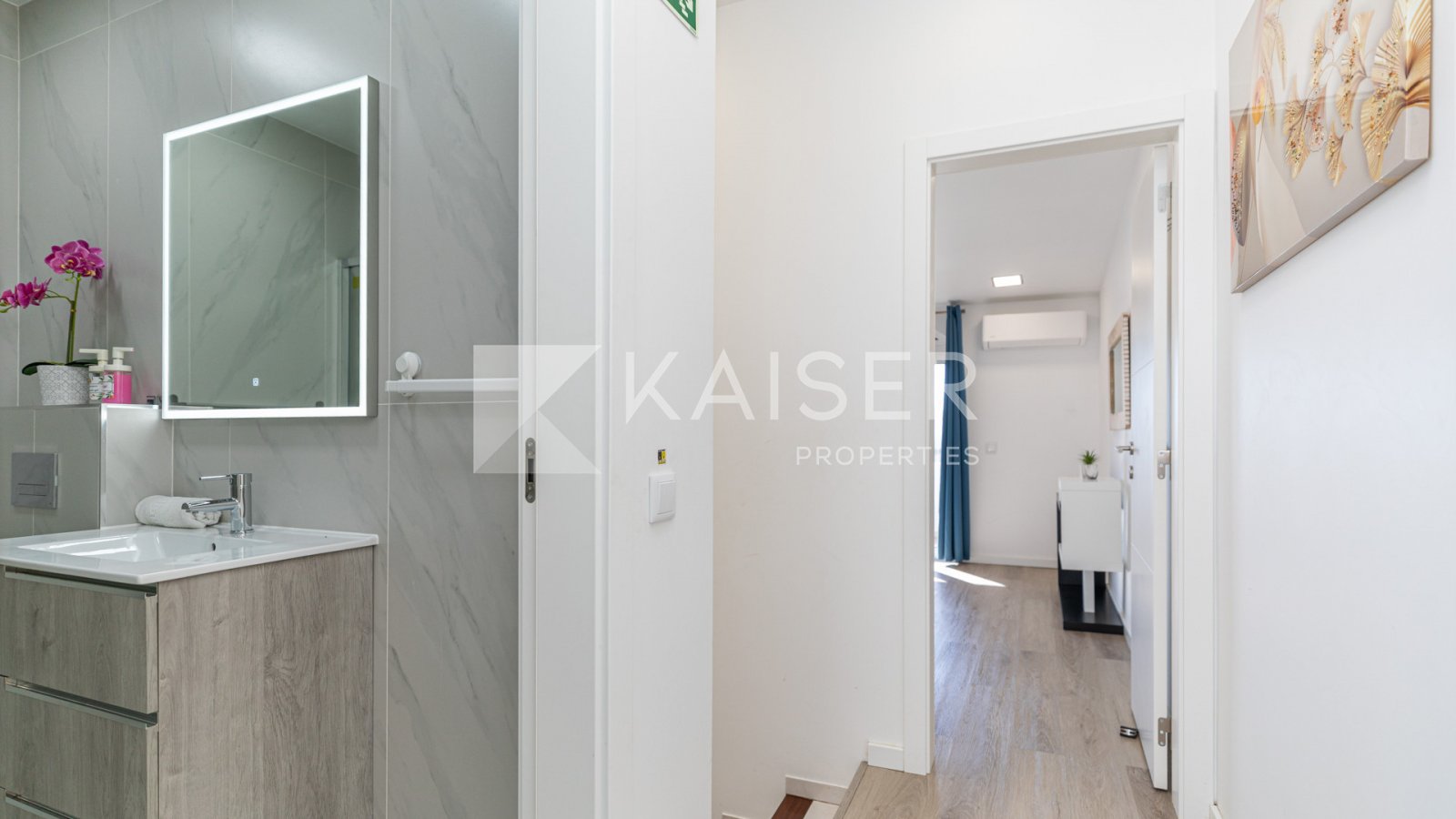 Dieses wunderschöne, nach Süden ausgerichtete und renovierte Stadthaus befindet sich in idealer Lage im pulsierenden Herzen von Albufeira, nur wenige 