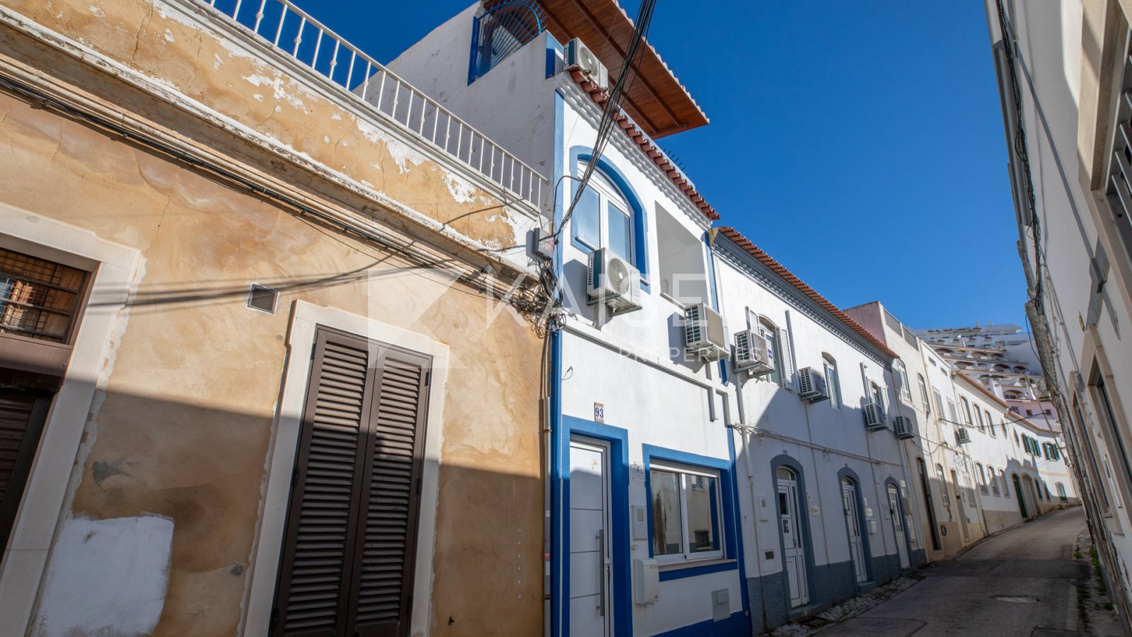Dieses wunderschöne, nach Süden ausgerichtete und renovierte Stadthaus befindet sich in idealer Lage im pulsierenden Herzen von Albufeira, nur wenige 