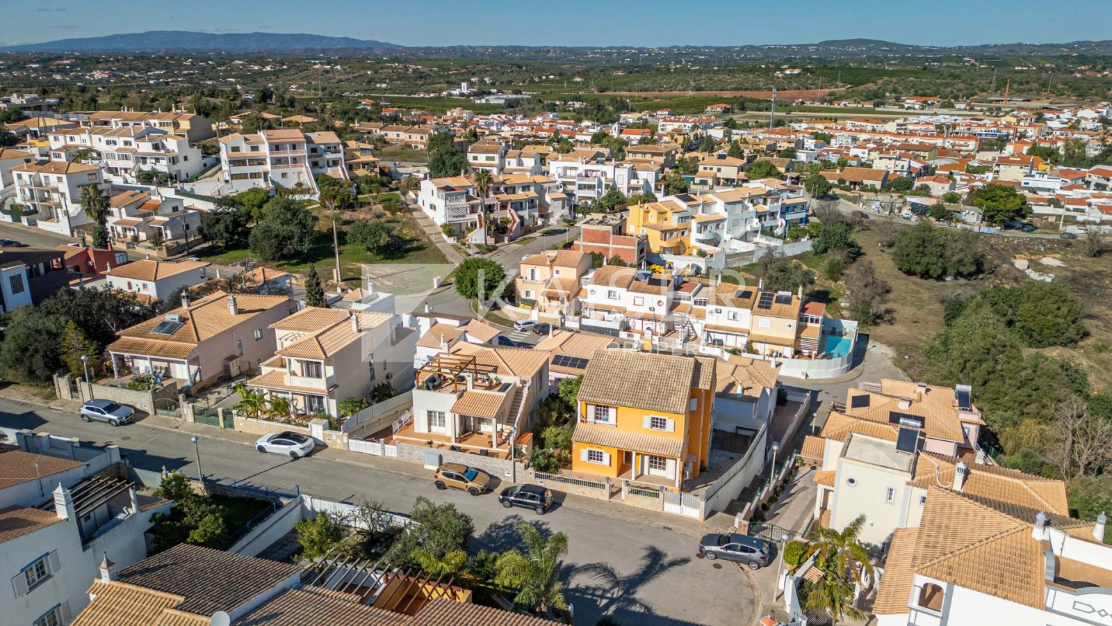 Dieses geräumige Einfamilienhaus liegt am Hang mit Blick auf das charmante Dorf Algoz in privilegierter Lage am Ende einer ruhigen Sackgasse. Von sein