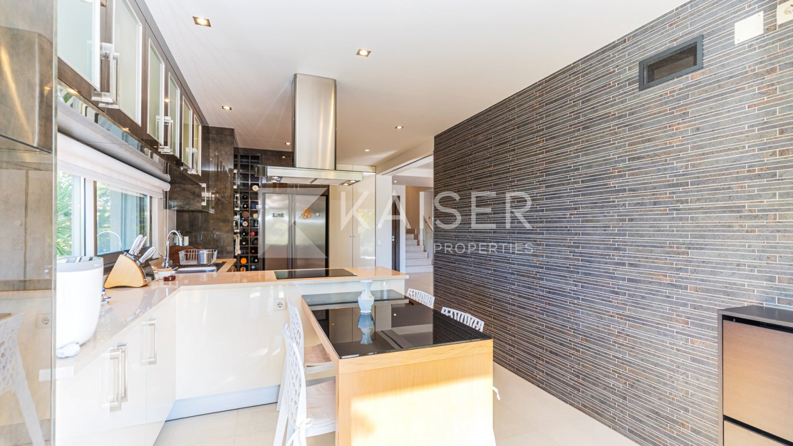 Diese fantastische Villa befindet sich auf einem großen Grundstück mit Swimmingpool und Landschaftsgarten mit Gemüsegarten, Obstbäumen und Gewächshaus