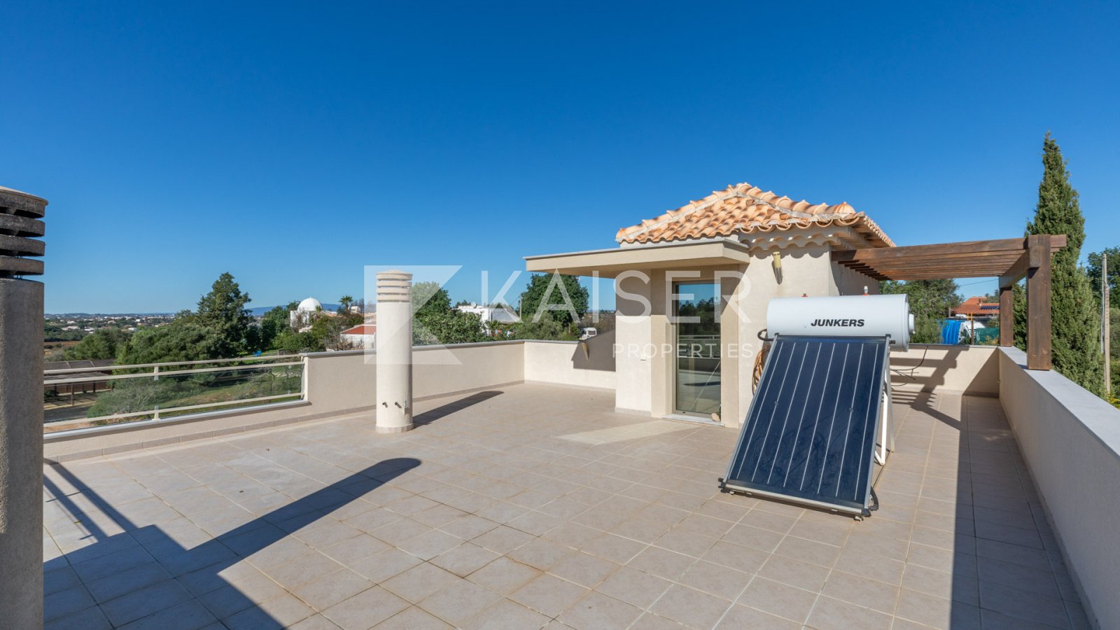 Diese fantastische Villa befindet sich auf einem großen Grundstück mit Swimmingpool und Landschaftsgarten mit Gemüsegarten, Obstbäumen und Gewächshaus