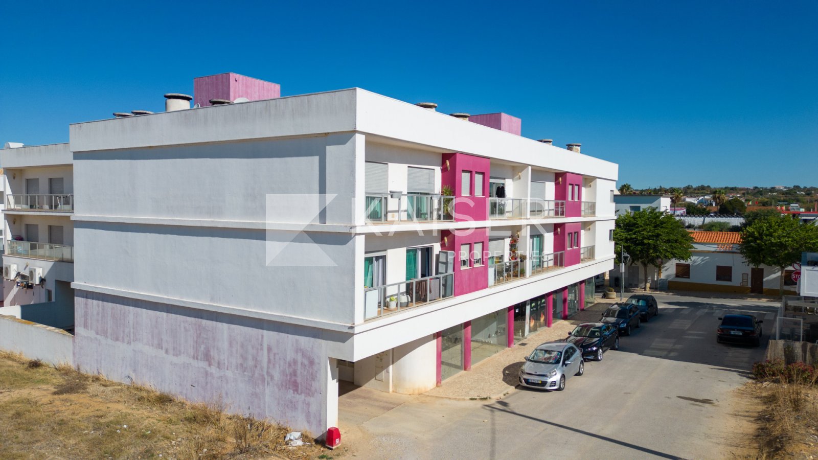 Albufeira: Gewerbeladen in einem Apartmentkomplex in bester Lage in Guia. Nahe gelegene Annehmlichkeiten wie Restaurants, Cafés, lokale Märkte und Wohngebiete sc 