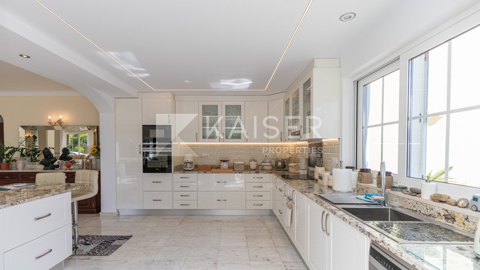 Virtuelle Tour | Video | HomestagingKürzlich renovierte und äußerst geräumige, nach Süden ausgerichtete Villa mit 6 (5+1) SZ und einer Baufläche von 6