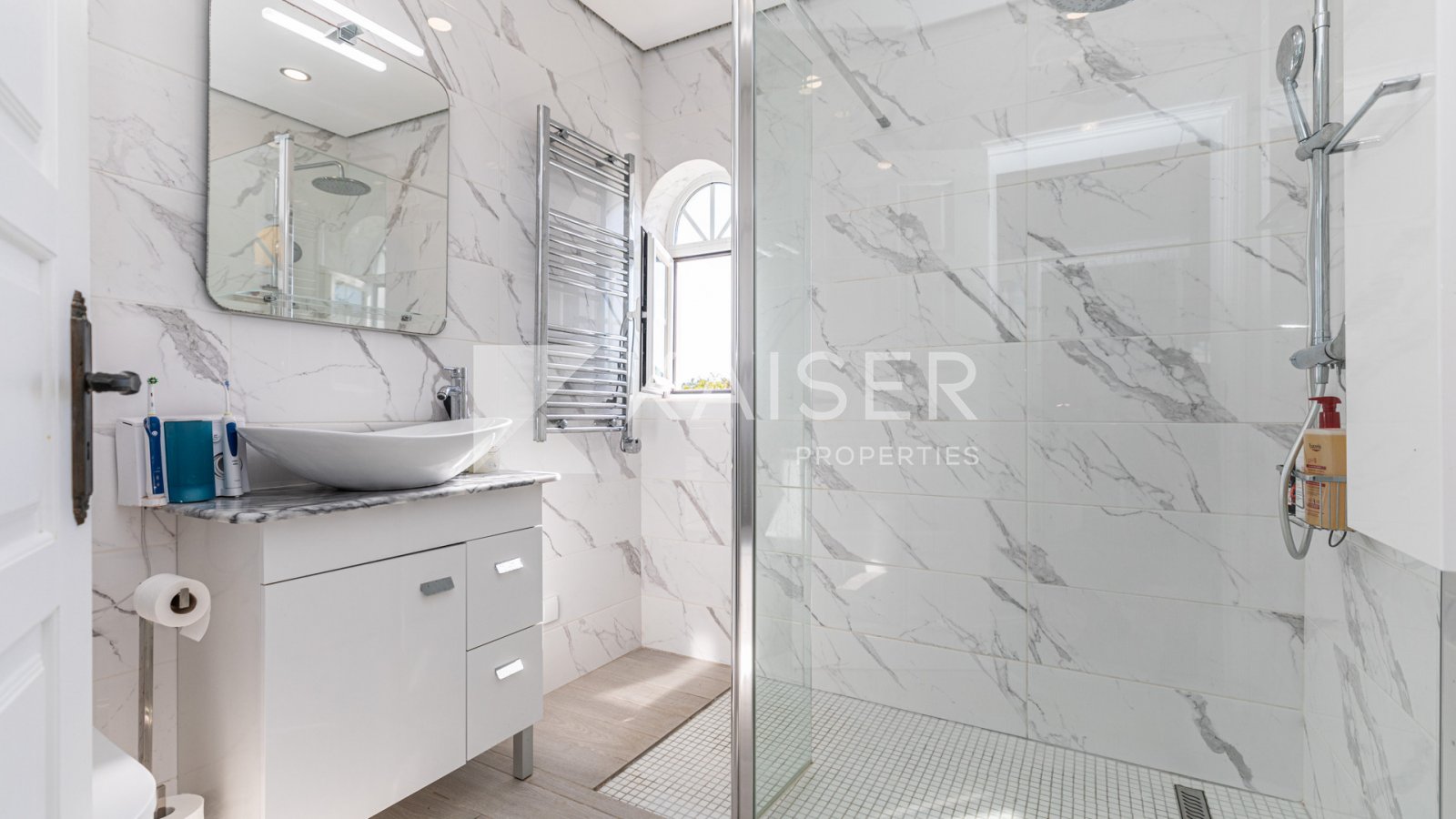 Virtuelle Tour | Video | HomestagingKürzlich renovierte und äußerst geräumige, nach Süden ausgerichtete Villa mit 6 (5+1) SZ und einer Baufläche von 6