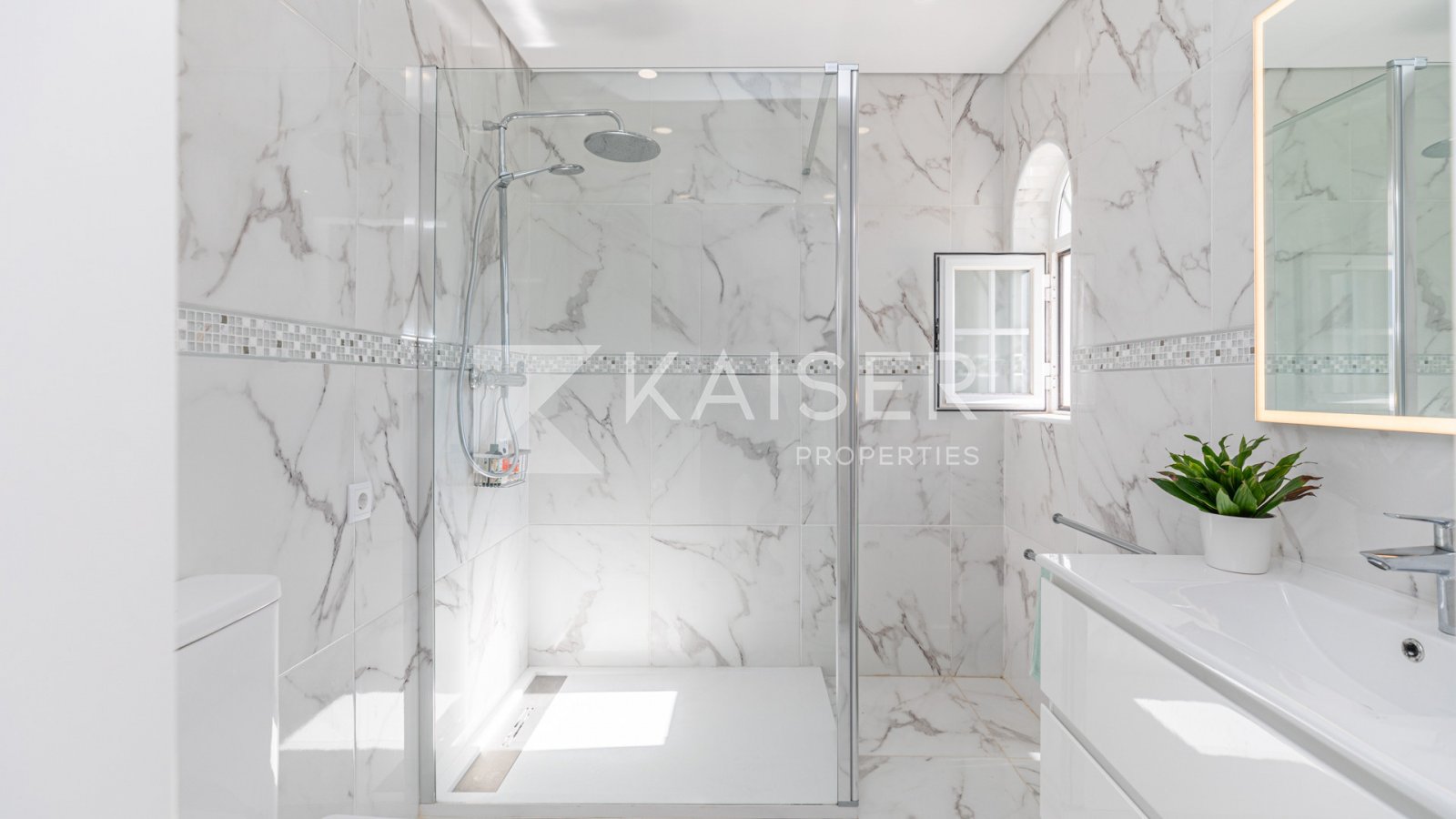 Virtuelle Tour | Video | HomestagingKürzlich renovierte und äußerst geräumige, nach Süden ausgerichtete Villa mit 6 (5+1) SZ und einer Baufläche von 6