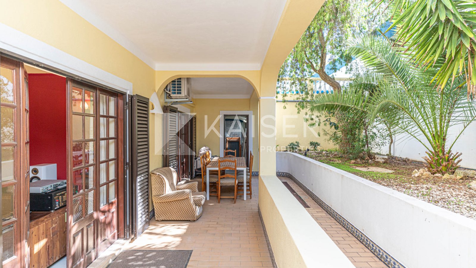 Virtuelle Tour | Video | HomestagingKürzlich renovierte und äußerst geräumige, nach Süden ausgerichtete Villa mit 6 (5+1) SZ und einer Baufläche von 6