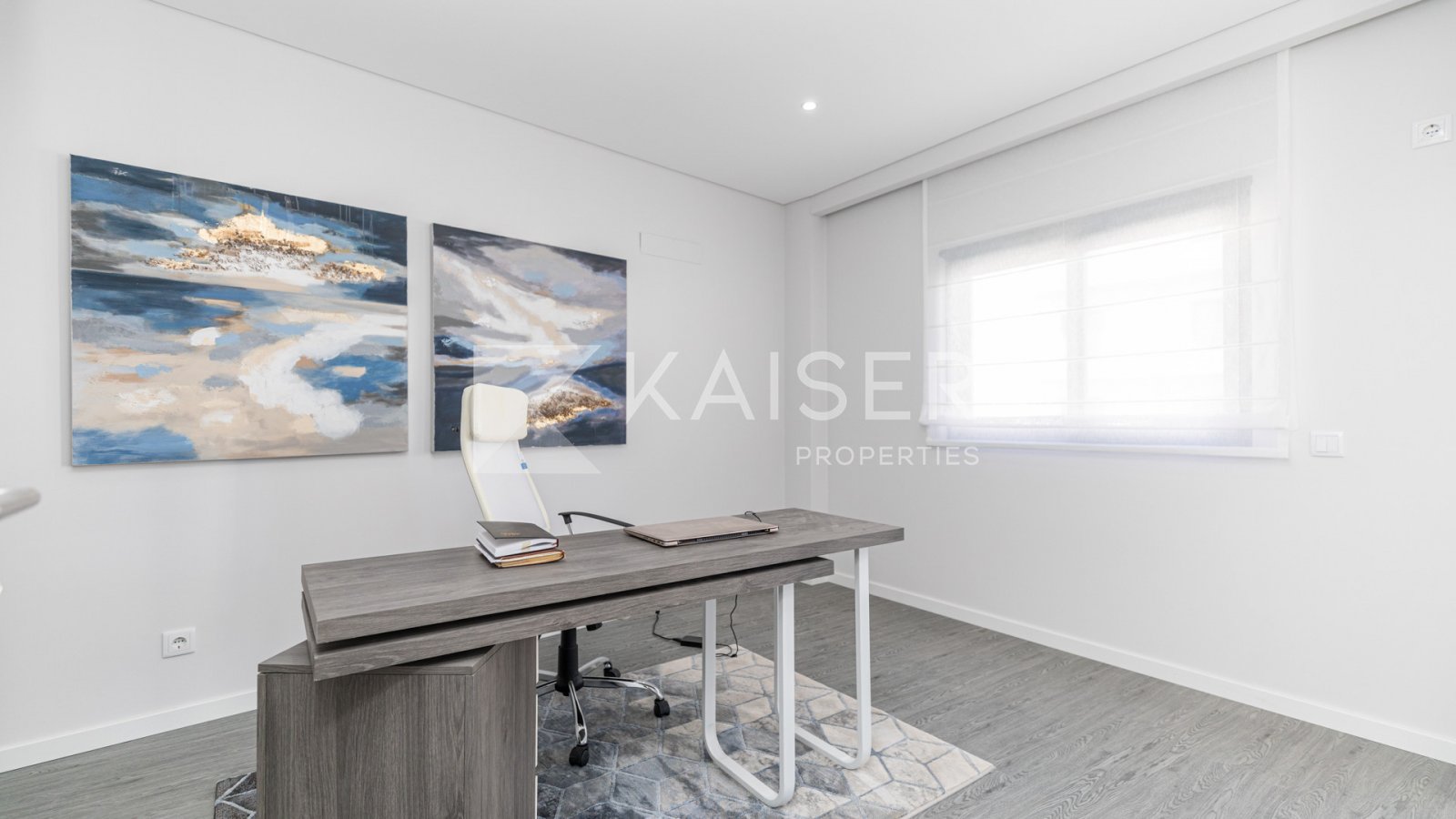 Modernes Apartment in einem ruhigen Wohnkomplex mit 4 Blöcken und 5 Stockwerken, mit Pool, Tiefgarage, privatem Lagerraum und Dachterrasse mit Panoram