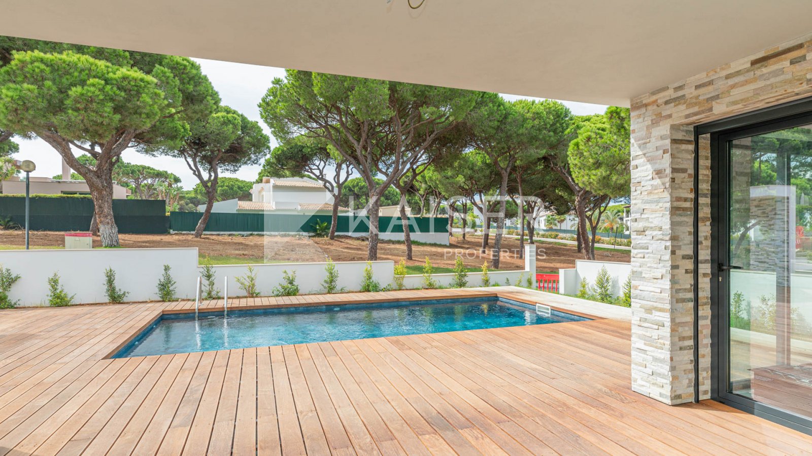 Home Staging | Virtual Tour | VideoDiese luxuriöse Villa mit 3 Schlafzimmern verfügt über ein beeindruckendes Wohnzimmer mit doppelter Deckenhöhe und 