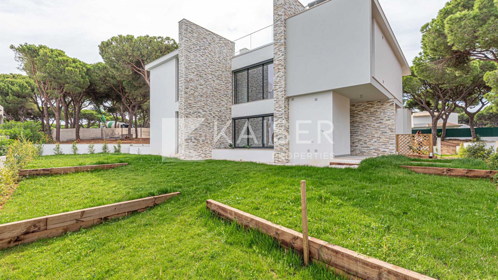 Home Staging | Virtual Tour | VideoDiese luxuriöse Villa mit 3 Schlafzimmern verfügt über ein beeindruckendes Wohnzimmer mit doppelter Deckenhöhe und 