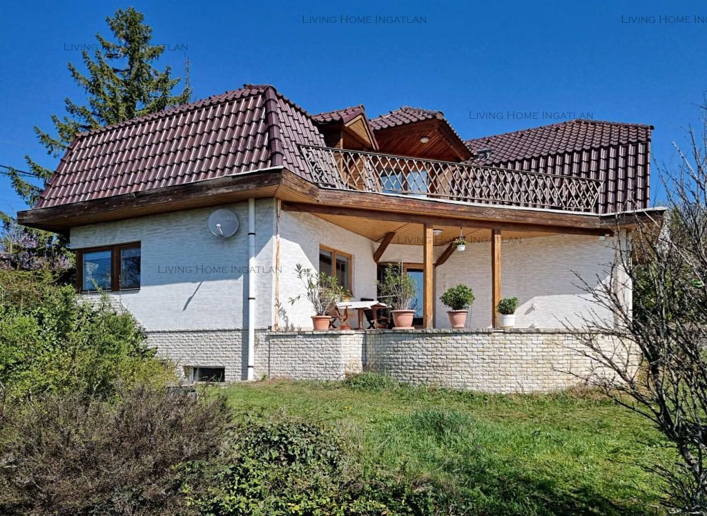 <p>Szentendre Pismányban 190 nm-es családi ház eladó.</p>

<p>Telek mérete: 719&nbsp;nm.</p>

<p>Terasz és erkély mérete: 30 nm.</p>

<p>Az ingatlan l