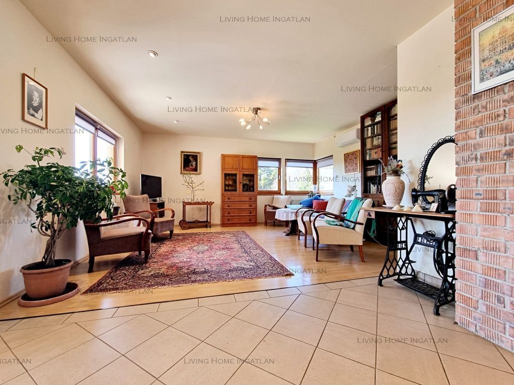 <p>Szentendre Pismányban 190 nm-es családi ház eladó.</p>

<p>Telek mérete: 719&nbsp;nm.</p>

<p>Terasz és erkély mérete: 30 nm.</p>

<p>Az ingatlan l