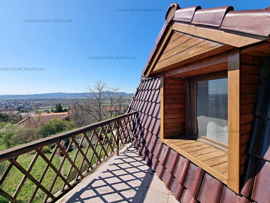 <p>Szentendre Pismányban 190 nm-es családi ház eladó.</p>

<p>Telek mérete: 719&nbsp;nm.</p>

<p>Terasz és erkély mérete: 30 nm.</p>

<p>Az ingatlan l