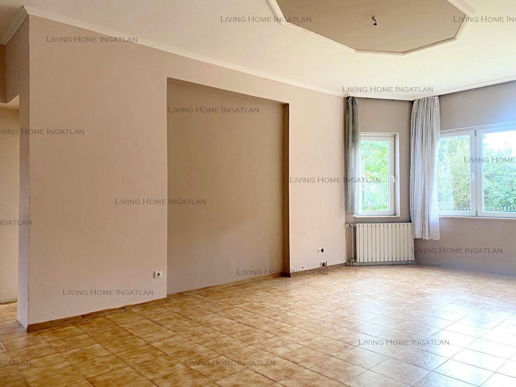 <p>Szentendrén 172 nm-es, önálló családi ház eladó.</p>

<p>Az épületet neves építész tervezte.</p>

<p>Telek mérete: 618 nm.</p>

<p>Terasz mérete: 3