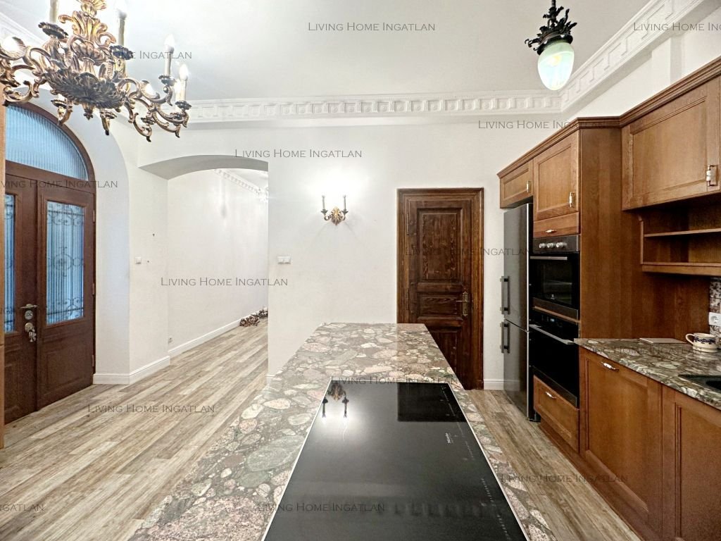 Budapest II. kerület: <p><strong>Reprezentatív iroda vagy luxus lakás?</strong></p>

<p>A II. kerület egyik legexkluzívabb sétáló utcájában, a Mammut bevásárlóközpont és a  