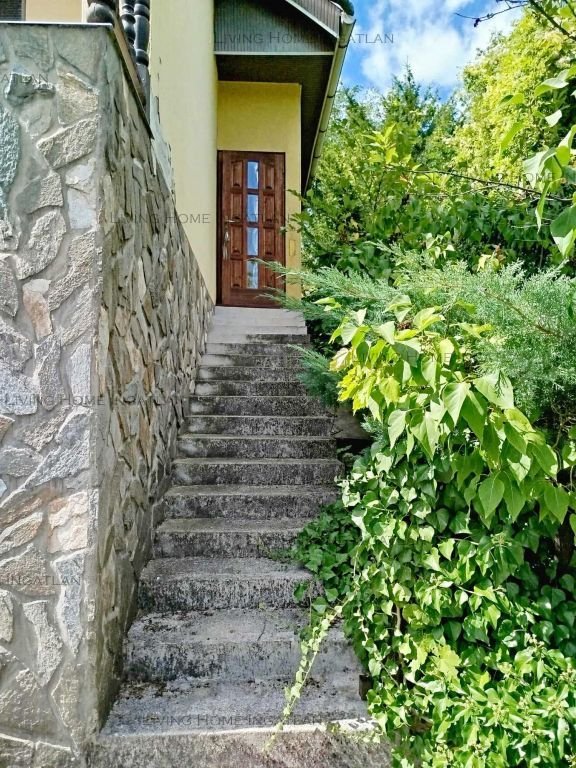 <p><strong>Leányfalu zöldövezeti részén panorámás ikerházfél eladó!</strong></p>

<p>Ha nyugalomra és természetközeli életre vágyik, ez az ingatlan a 