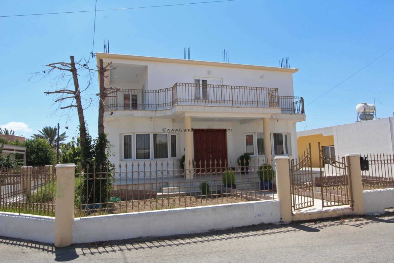 Grand 5 bedroom, 3 bathroom, 1 WC detached family home in the centre in Paralimni with TITLE DEEDS  for share of land - PAR153.<br /><br />Set on a hu 