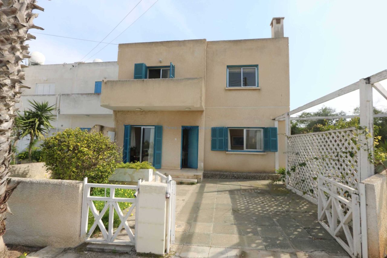 Paralimni: 4 bedroom, 1 bathroom, 1WC semi detached villa with Title Deeds in Paralimni. PAR165<br /><br />This established property occupies a corner plot, clos 