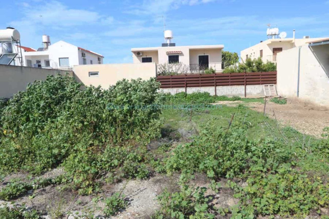 Paralimni: Rare find, 322m2 plot of land in Central Paralimni. - LPAR168<br />This plot of land is a great opportunity to develop in Central Paralimni, just off  