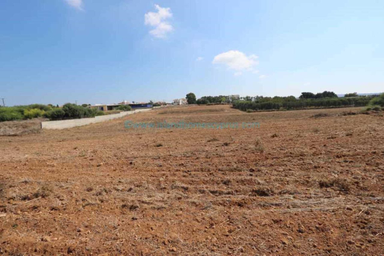 Paralimni: 4806m2 plot of land in quiet residential area of Paralimni - LPAR179<br /><br />This established plot is ideally located in a residential area, yet ju 
