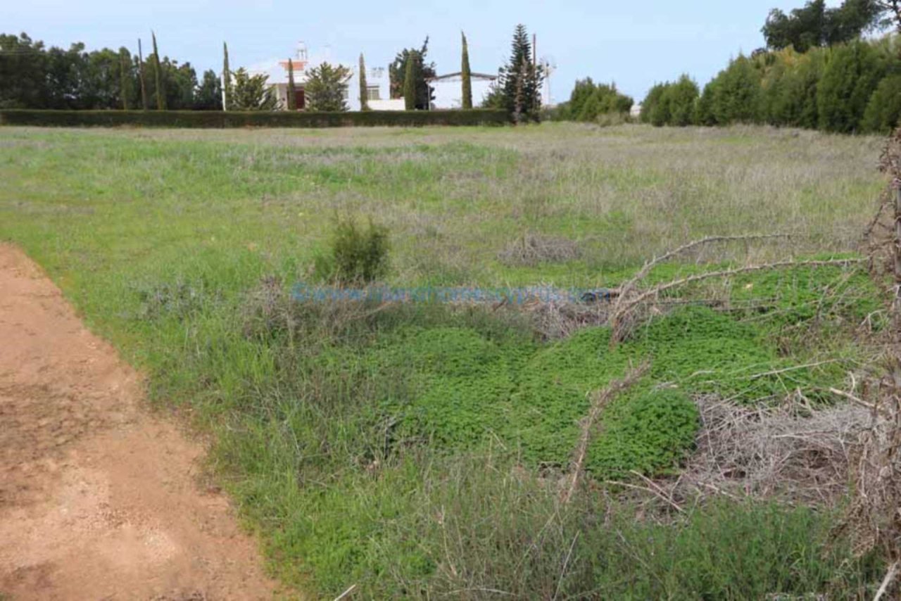 Protaras: 4763m2 plot of land in Elevated Protaras location - LPRO136<br /><br />Set in the hills overlooking the popular resort of Protaras this spacious plot  