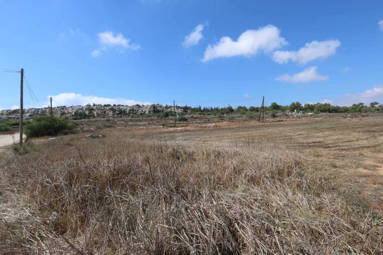 Paralimni: 2741m2 plot of land in the hills of Kokkinos Kremos area of Paralimni - LPAR189<br /><br />Located just a few minutes from the centre of Paralimni, th 