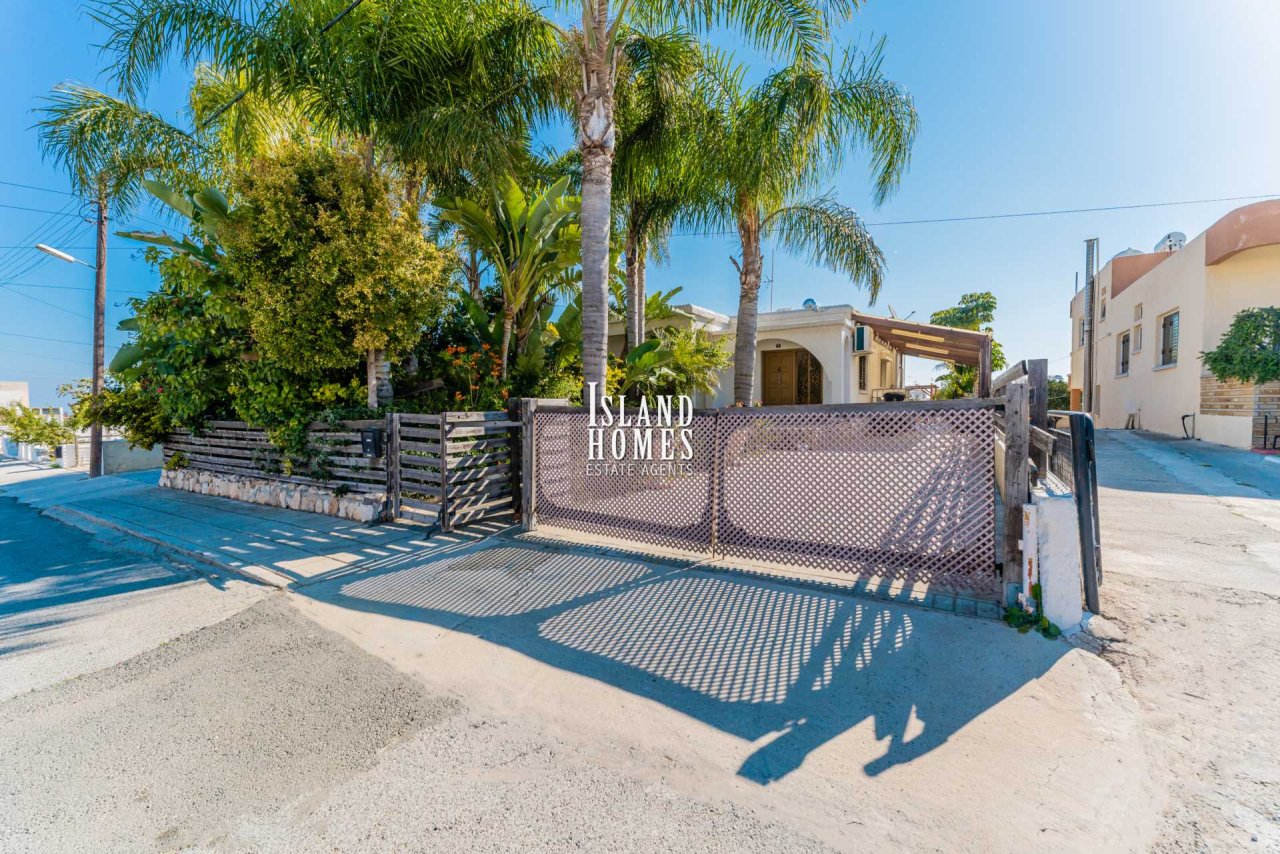 3 bedroom house with provisions for swimming pool and TITLE DEEDS for share of land in Paralimni - PAR203<br /><br />This traditional style house has 