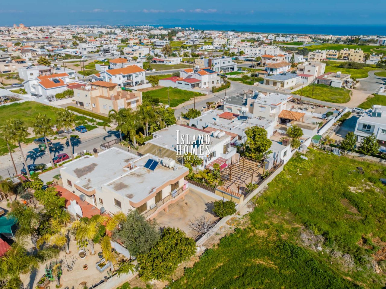 3 bedroom house with provisions for swimming pool and TITLE DEEDS for share of land in Paralimni - PAR203<br /><br />This traditional style house has 