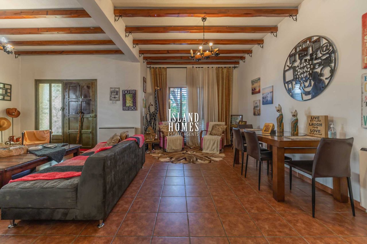 3 bedroom house with provisions for swimming pool and TITLE DEEDS for share of land in Paralimni - PAR203<br /><br />This traditional style house has 