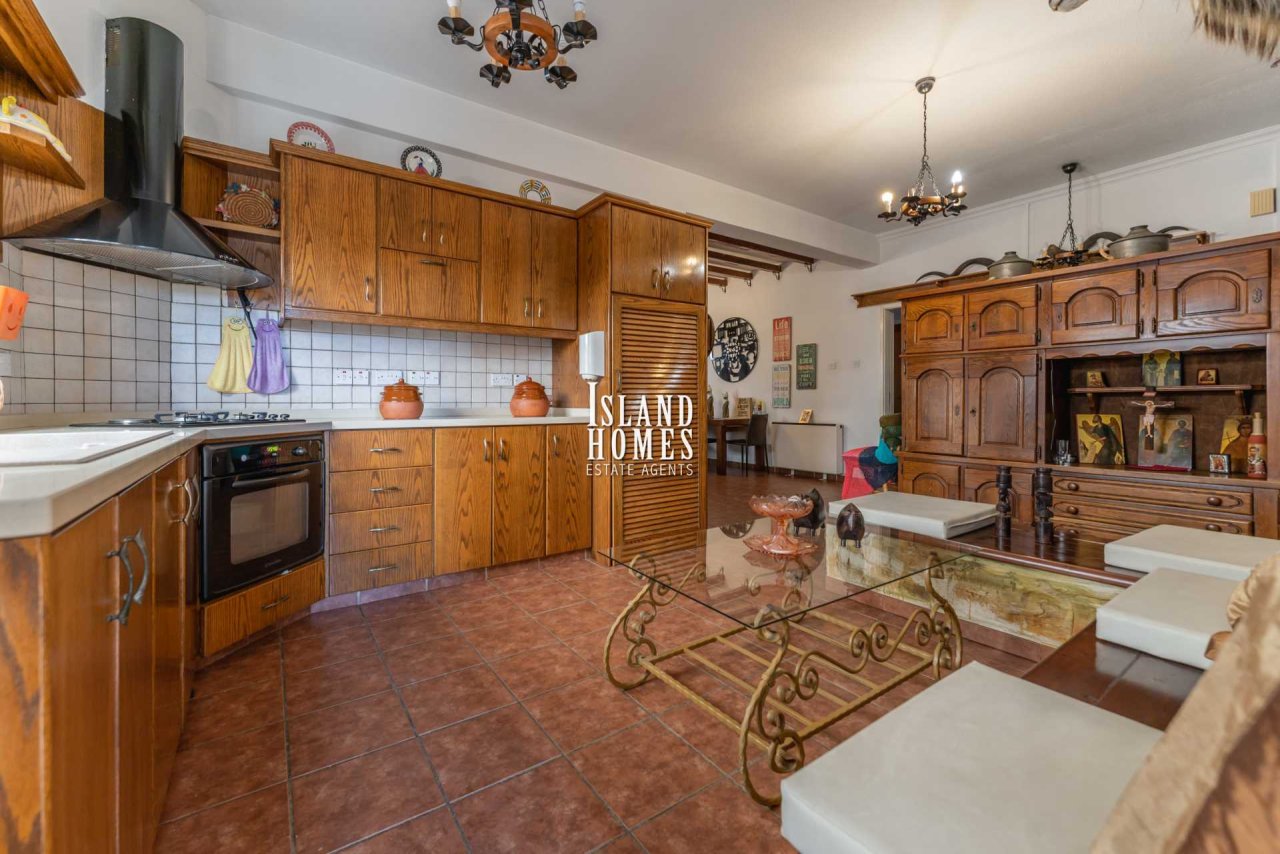 3 bedroom house with provisions for swimming pool and TITLE DEEDS for share of land in Paralimni - PAR203<br /><br />This traditional style house has 