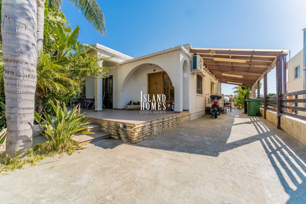 3 bedroom house with provisions for swimming pool and TITLE DEEDS for share of land in Paralimni - PAR203<br /><br />This traditional style house has 