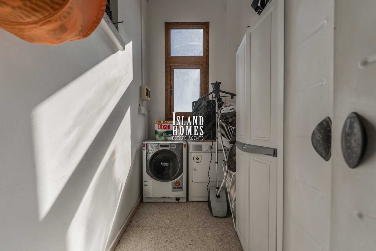 3 bedroom house with provisions for swimming pool and TITLE DEEDS for share of land in Paralimni - PAR203<br /><br />This traditional style house has 