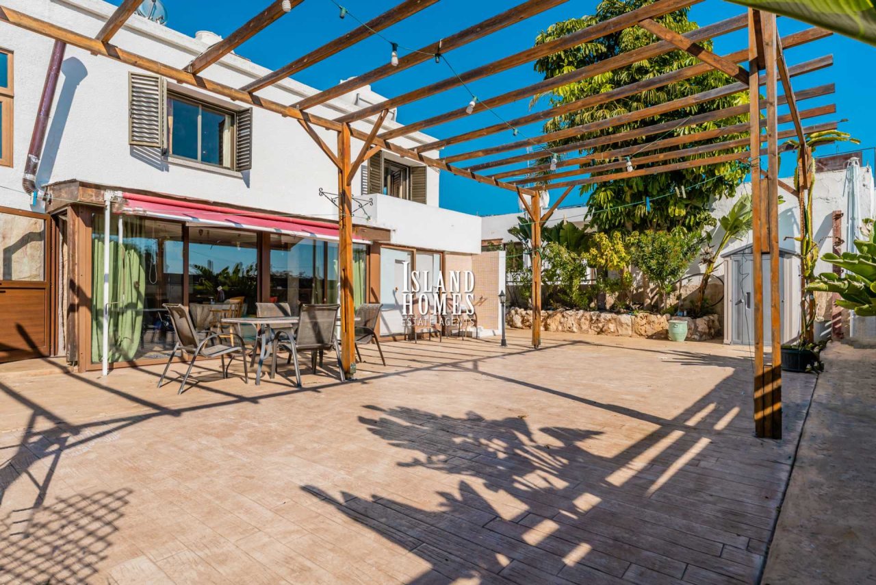 3 bedroom house with provisions for swimming pool and TITLE DEEDS for share of land in Paralimni - PAR203<br /><br />This traditional style house has 