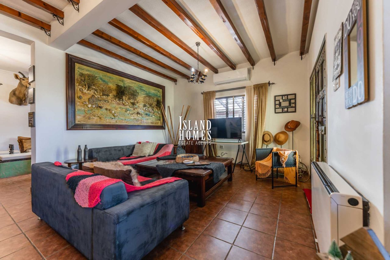 3 bedroom house with provisions for swimming pool and TITLE DEEDS for share of land in Paralimni - PAR203<br /><br />This traditional style house has 