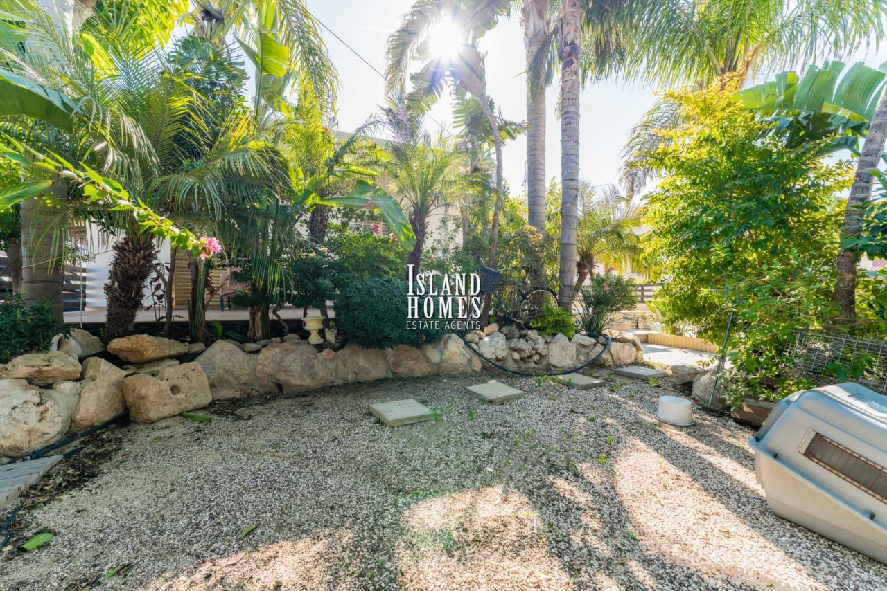 3 bedroom house with provisions for swimming pool and TITLE DEEDS for share of land in Paralimni - PAR203<br /><br />This traditional style house has 