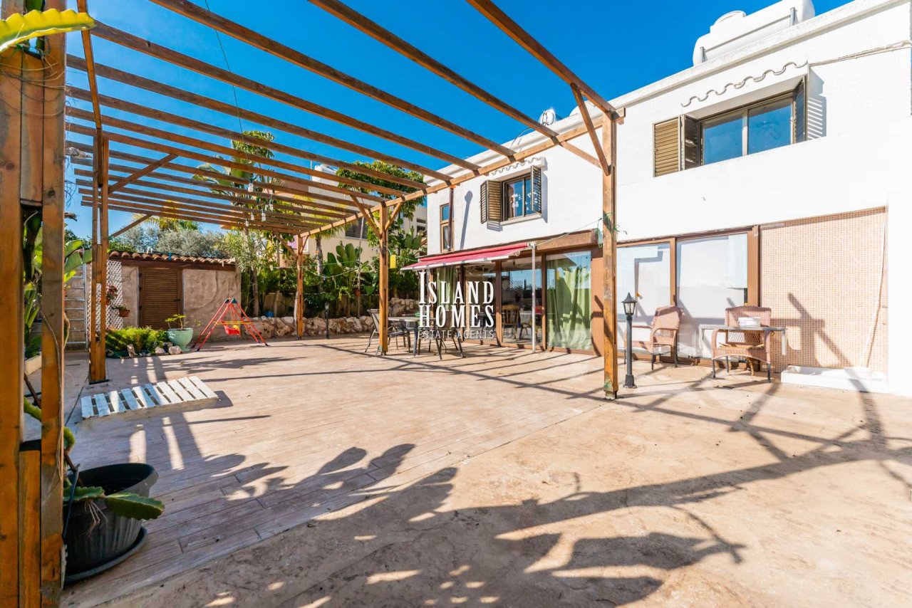 3 bedroom house with provisions for swimming pool and TITLE DEEDS for share of land in Paralimni - PAR203<br /><br />This traditional style house has 