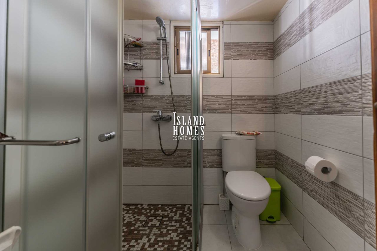 3 bedroom house with provisions for swimming pool and TITLE DEEDS for share of land in Paralimni - PAR203<br /><br />This traditional style house has 