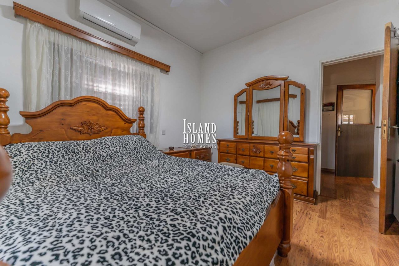 3 bedroom house with provisions for swimming pool and TITLE DEEDS for share of land in Paralimni - PAR203<br /><br />This traditional style house has 