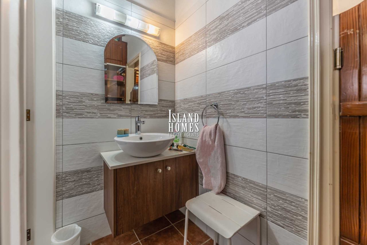 3 bedroom house with provisions for swimming pool and TITLE DEEDS for share of land in Paralimni - PAR203<br /><br />This traditional style house has 