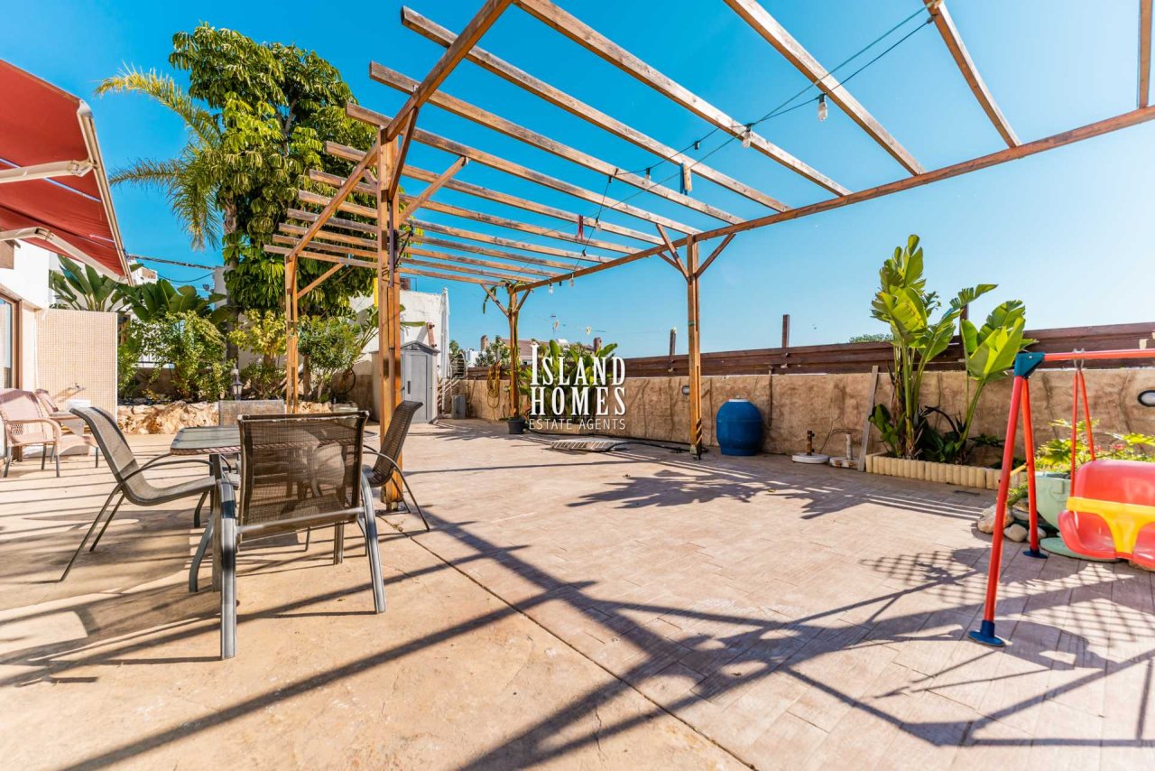 3 bedroom house with provisions for swimming pool and TITLE DEEDS for share of land in Paralimni - PAR203<br /><br />This traditional style house has 