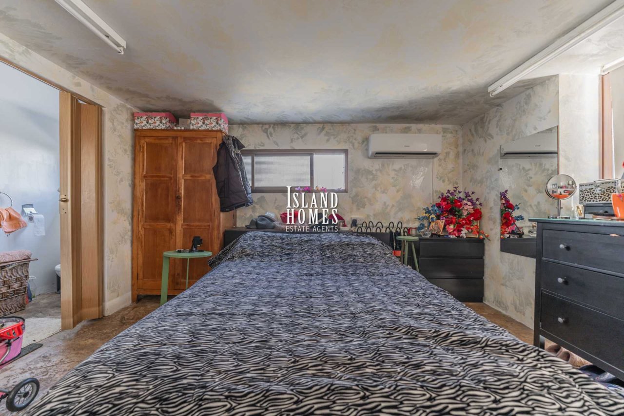 3 bedroom house with provisions for swimming pool and TITLE DEEDS for share of land in Paralimni - PAR203<br /><br />This traditional style house has 