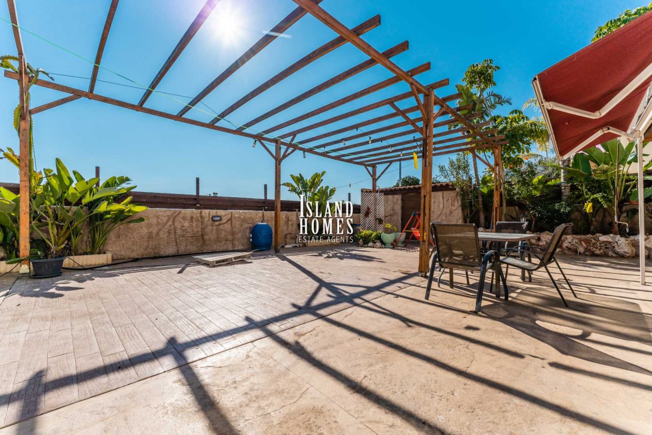 3 bedroom house with provisions for swimming pool and TITLE DEEDS for share of land in Paralimni - PAR203<br /><br />This traditional style house has 