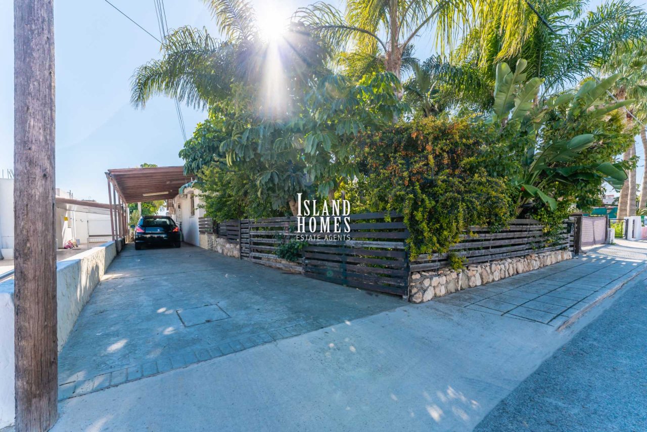 3 bedroom house with provisions for swimming pool and TITLE DEEDS for share of land in Paralimni - PAR203<br /><br />This traditional style house has 